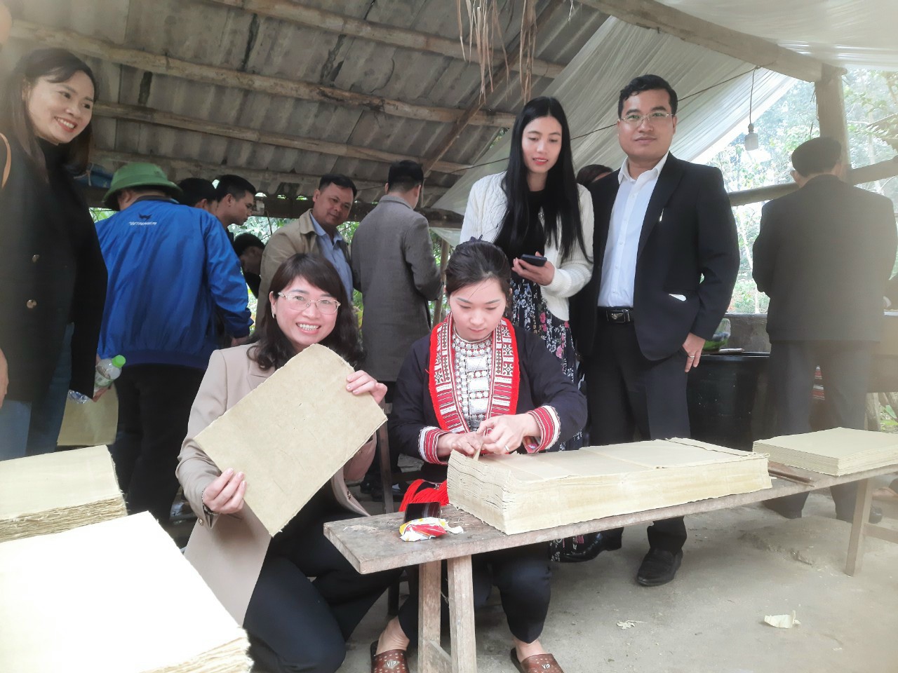 VITIT CENTER VISITED PRODUCTION MODEL OF CRAFT VILLAGE – PRODUCING TRADITIONAL “BAN PAPER” OF “DAO ETHNIC PEOPLE” AND MODEL OF PLANTING ORANGE TREES IN KHUOI XIU COMMUNE AND THANH SON COMMUNNE, VIET QUANG TOWN, BAC QUANG DISTRICT, HA GIANG PROVINCE.